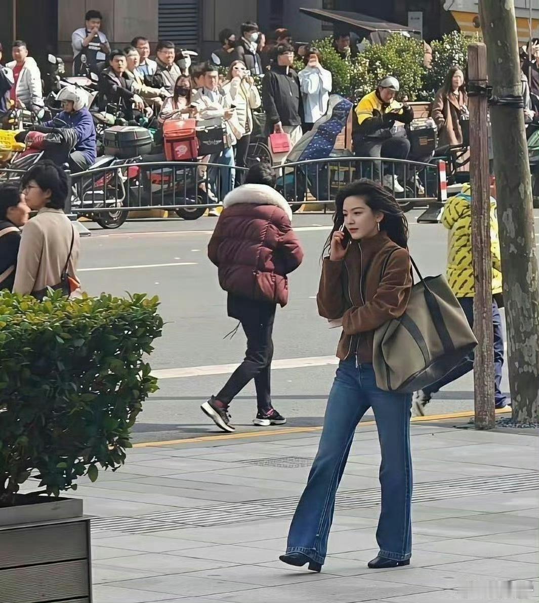 偶遇一次章若楠，你就明白了，明星的淡颜在现实中的冲击力到底有多大了​​​​