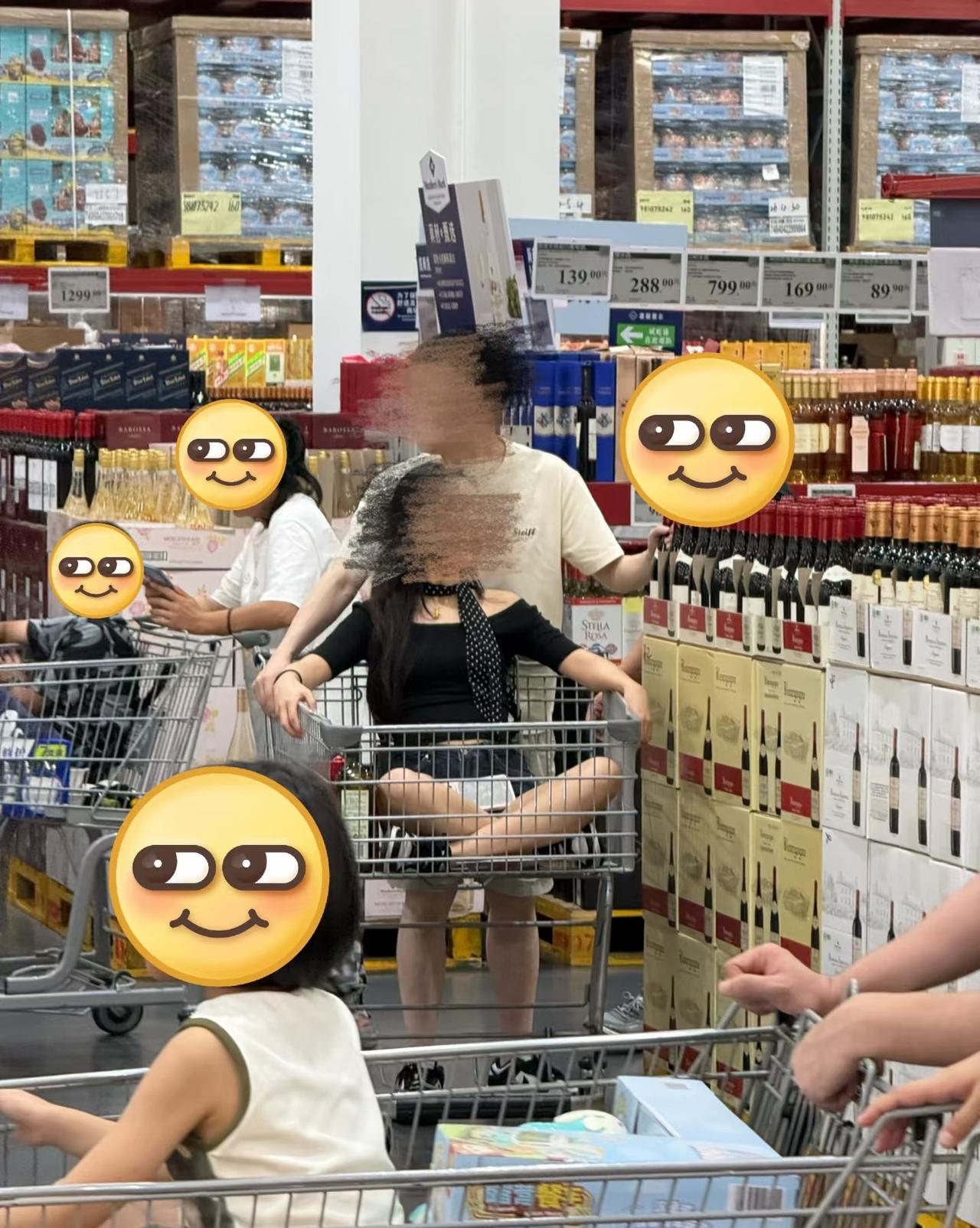 这些美女是不是觉得自己很可爱，这么大人还坐购物车？又不是小孩。鞋其实挺脏的，里
