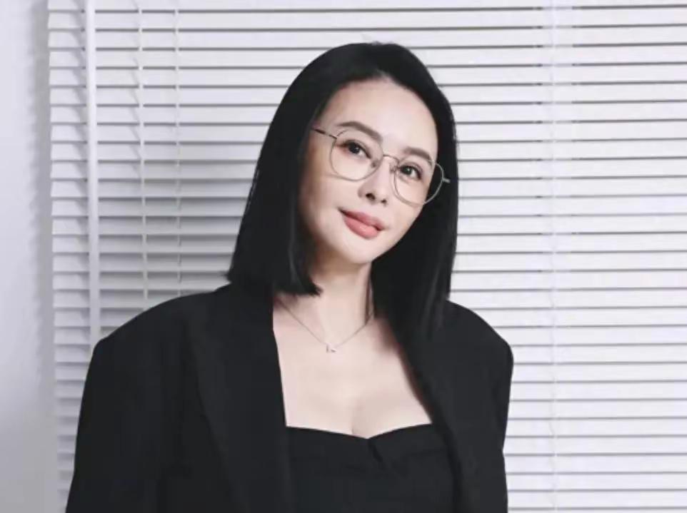 允许老公乱搞，不要被发现就行？还替老公把关嫌女方气质不好！48岁萧淑慎自曝老公