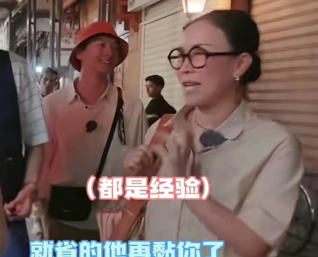 那英买东西砍价是有经验的，一听老板不肯降价便宜，直接扭头就走，那英：“你说com