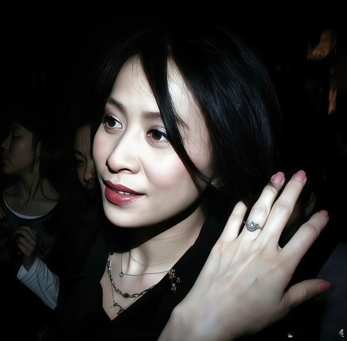 61岁刘嘉玲状态那个大金耳环好闪啊啊啊不过我还以为刘嘉玲只有五十多岁，没想到已经