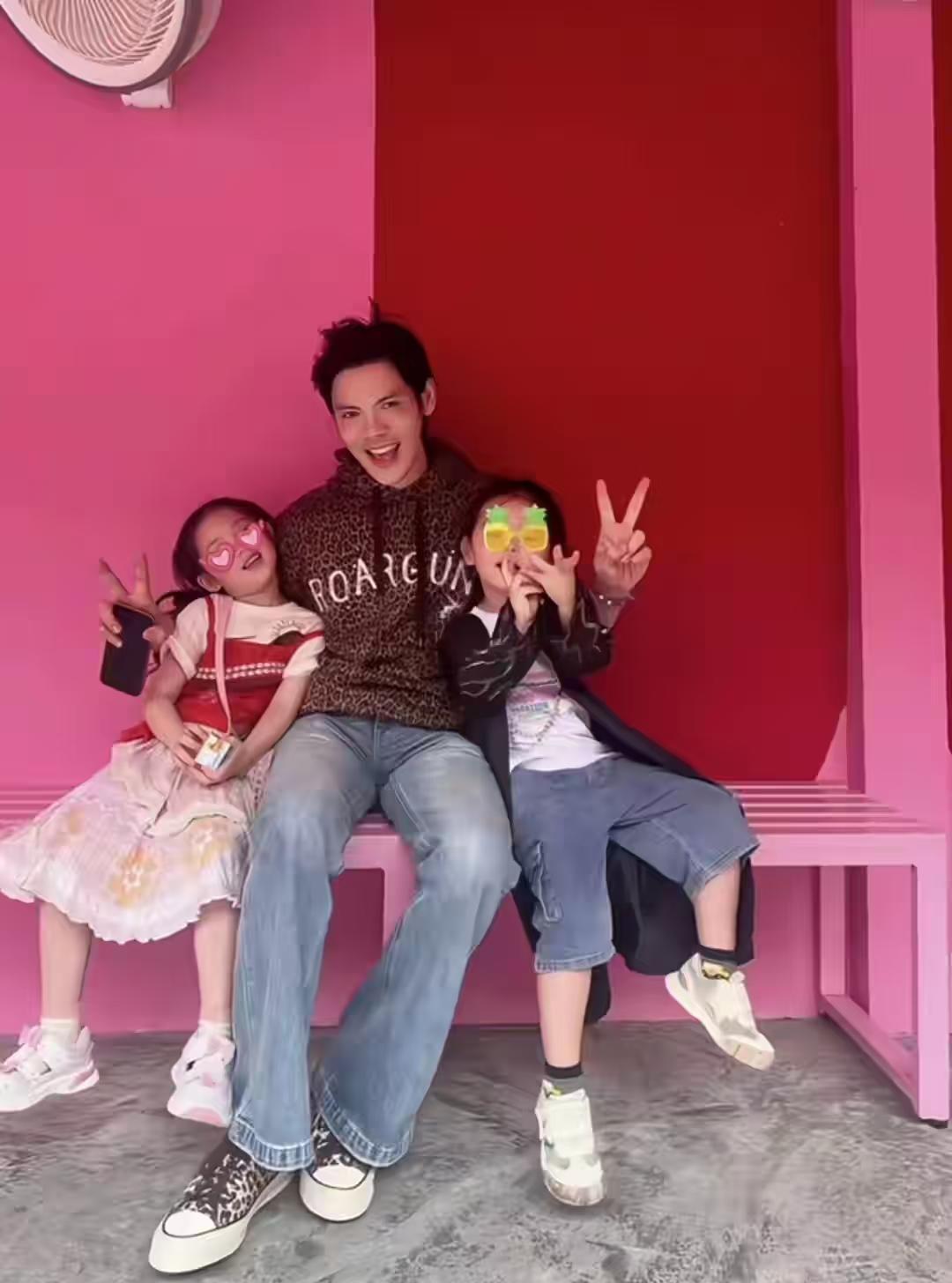 向佐家又上热搜！这次不是炫富，而是他3岁的儿子向笙，一头长发扎小辫，清秀得让网