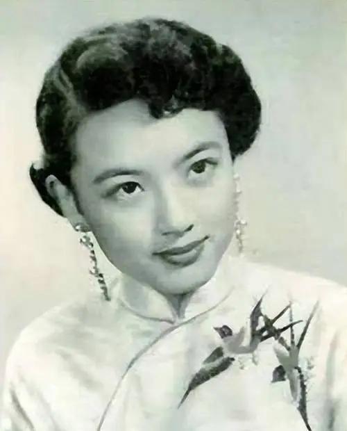 半夜1点，27岁司令员叶飞，刚躺床上，突然，警卫员拽着1个身材曼妙的姑娘，破门闯