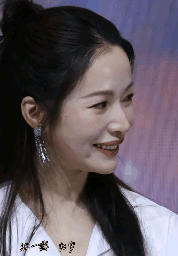 不知是医美产生的副作用，还是岁月悄然沉淀所致，江一燕脸部浮肿，腮帮外扩，那嘴巴竟