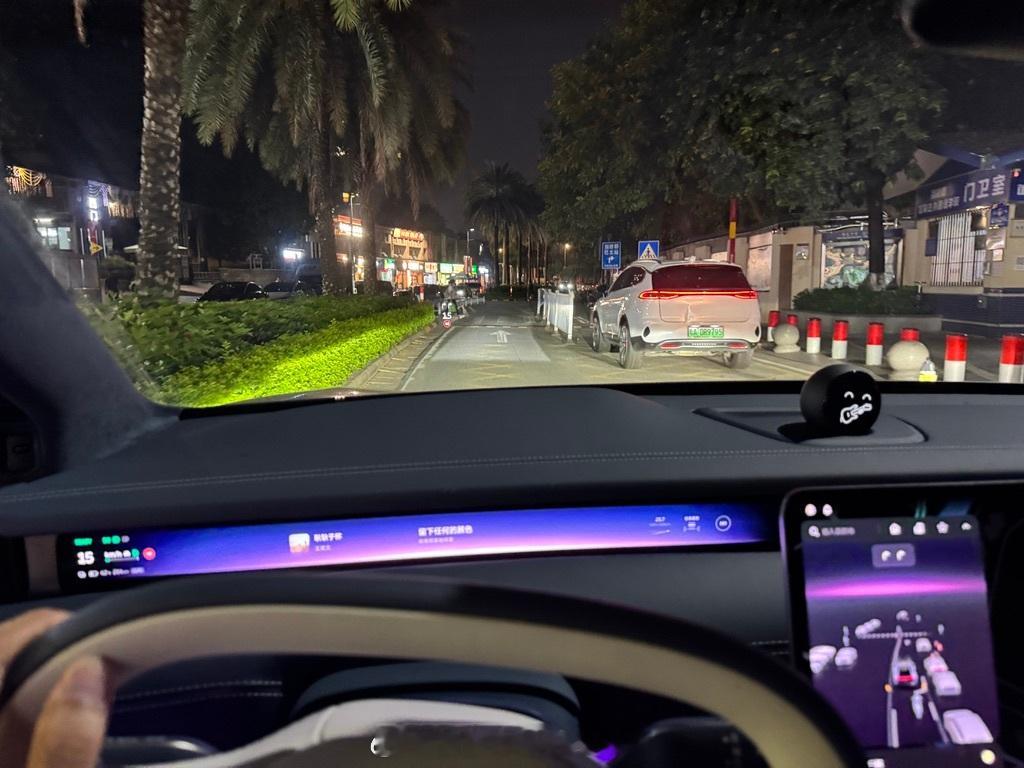 哇，好久不见的光毯功能，在ET9上我们重逢了。这个功能的作用就是投射一条跟车身同