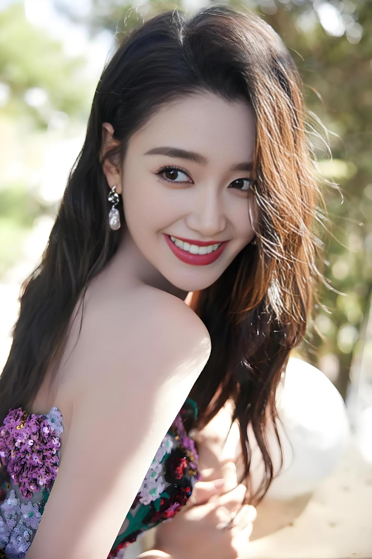 蒋依依写真集绝美呈现，灵动眼眸搭配多样造型，甜美与冷冽交织超吸睛女明星高颜值美