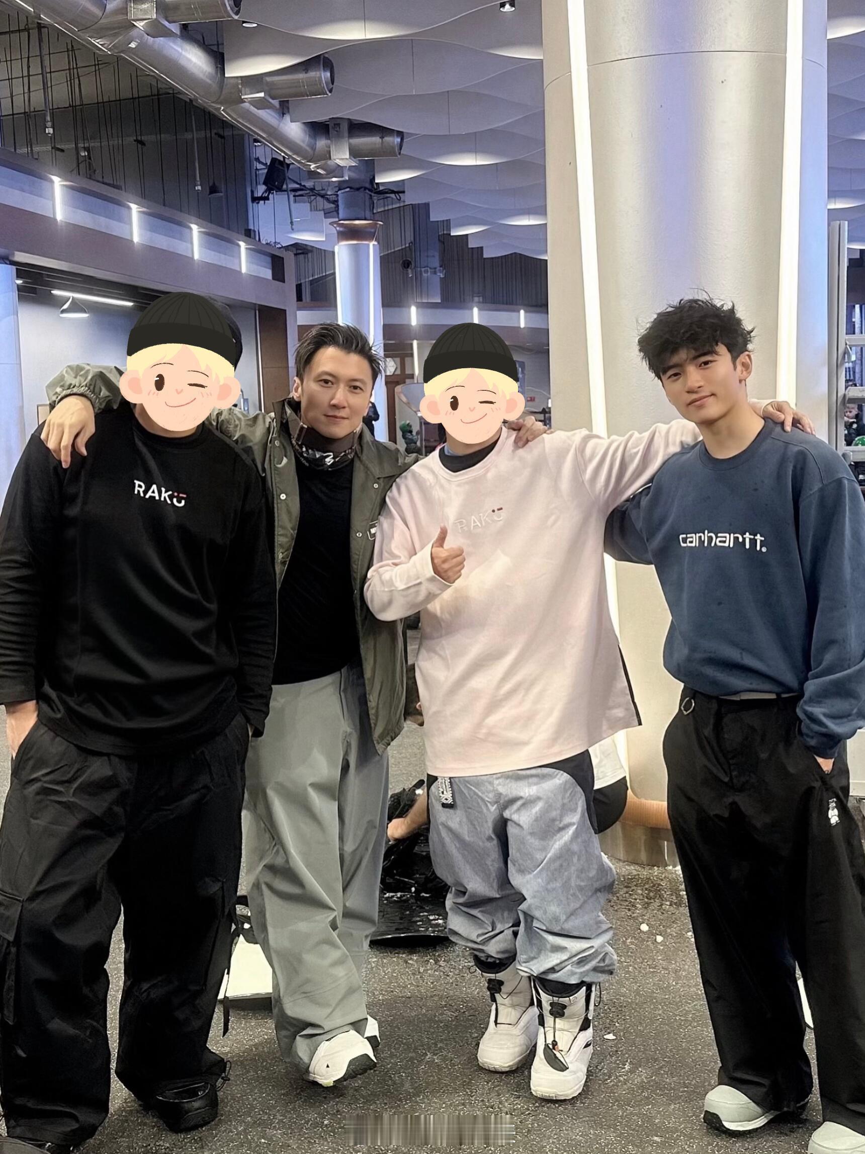 谢霆锋与大儿子搭肩合照谢霆锋Lucas搭肩合照谢霆锋与大儿子搭肩合照，父子俩共