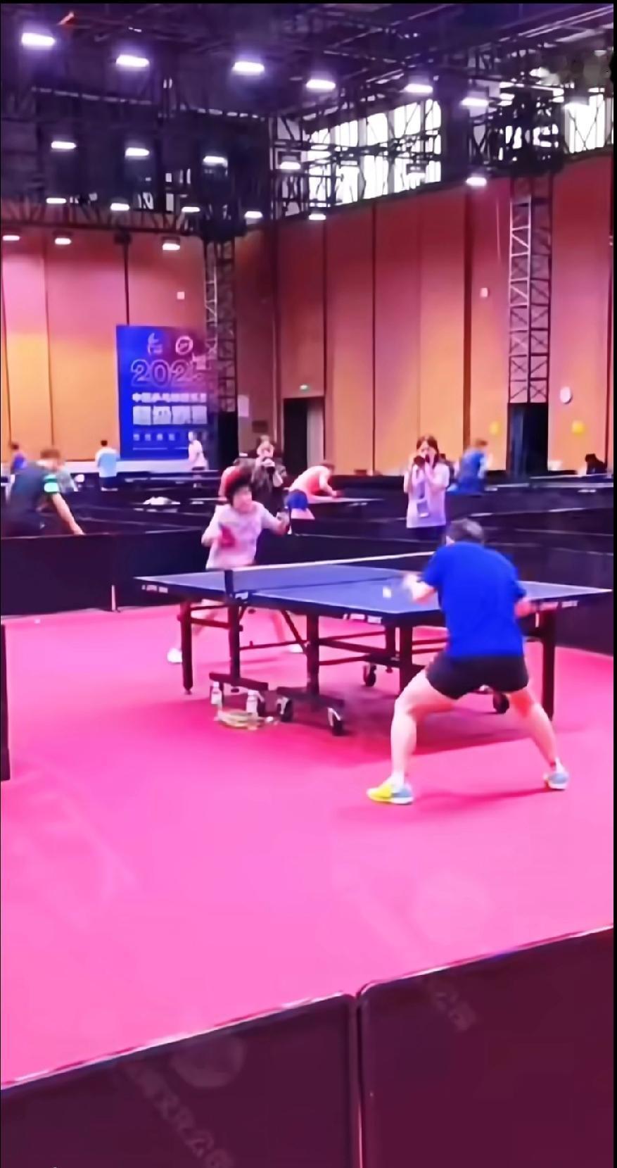 坐等莎姐登场！白天训练蓄力，今晚乒超赛场见真章训练馆里刚捕捉到莎莎和覃予萱