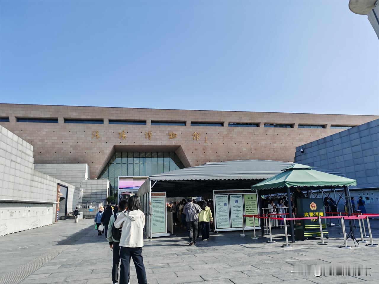 参观洛阳博物馆，60岁以上老人无需预约。25日，我们乘坐地铁2号线到文博园地