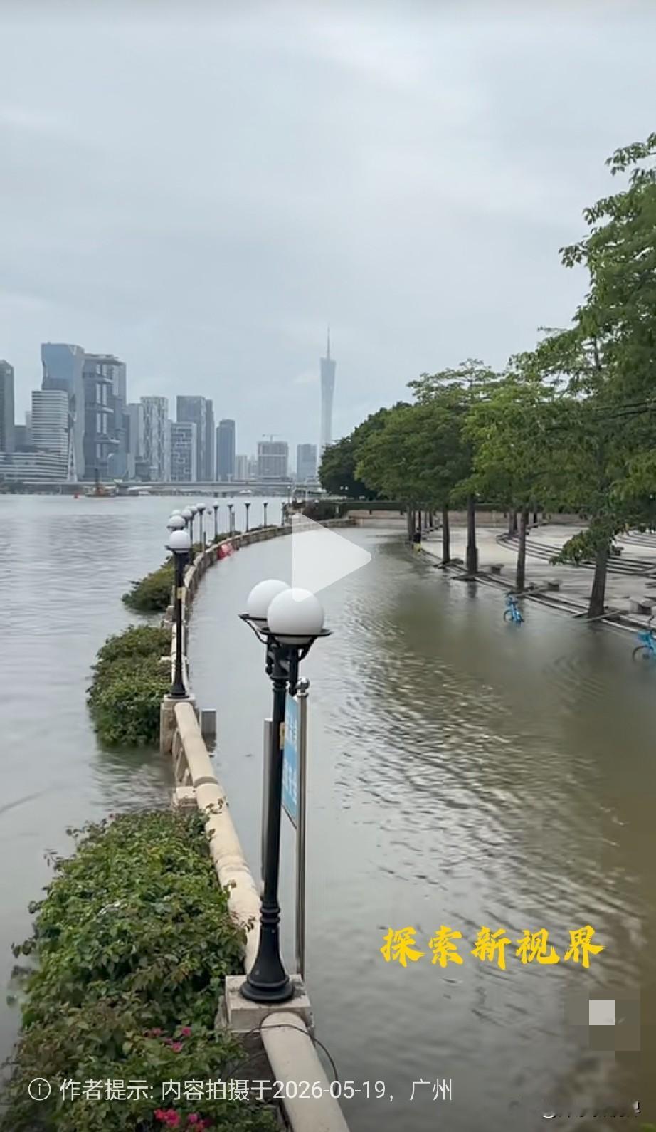 “天天下雨，啥时候才能停雨啊？”近期的强降雨天气是导致这一景象的主要原因。（如下
