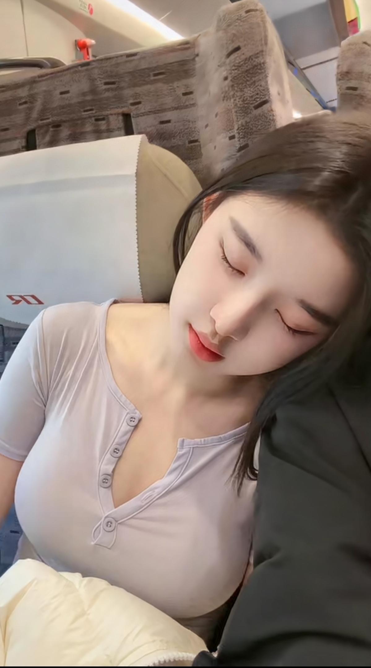 女孩坐高铁累了就顺势倒向临座乘客的肩膀睡觉。