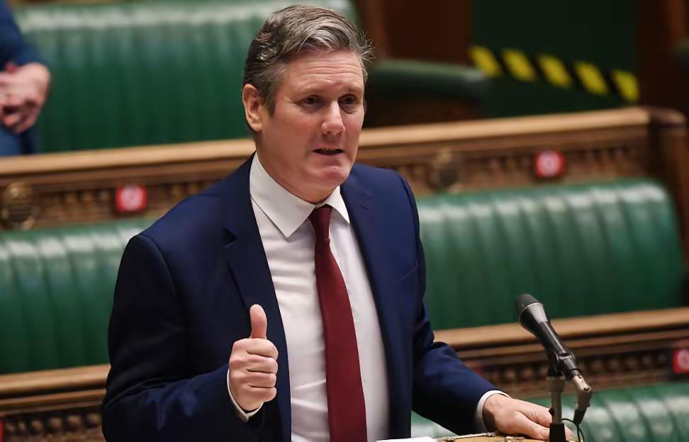 英国首相斯塔默就在议会大发雷霆，指着反对派的鼻子破口大骂！斯塔默这回是真的急