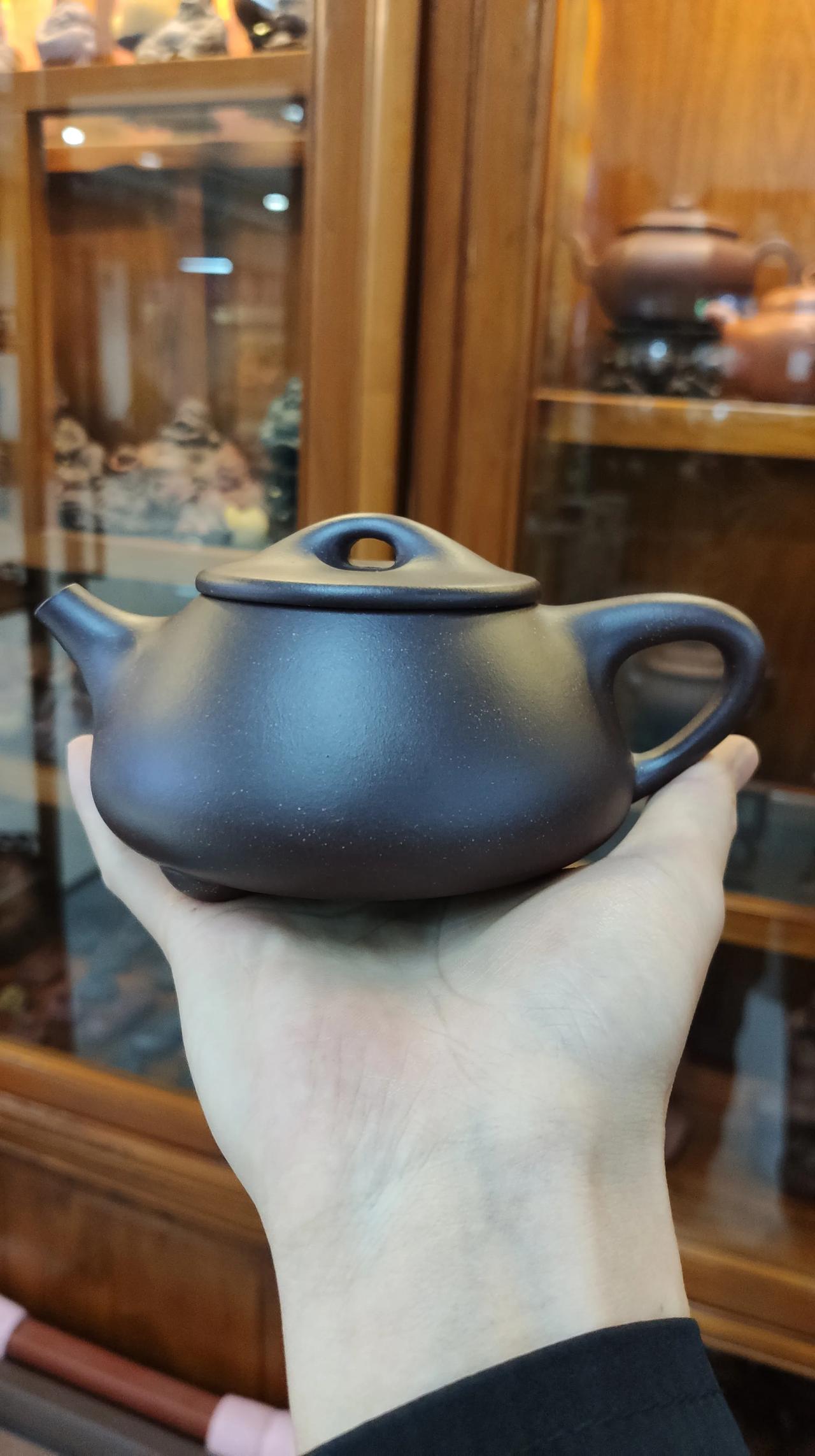 早几天朋友打电话过来聊天，说了些紫砂壶的话题，因为都是在紫砂壶的这个路上的人，所