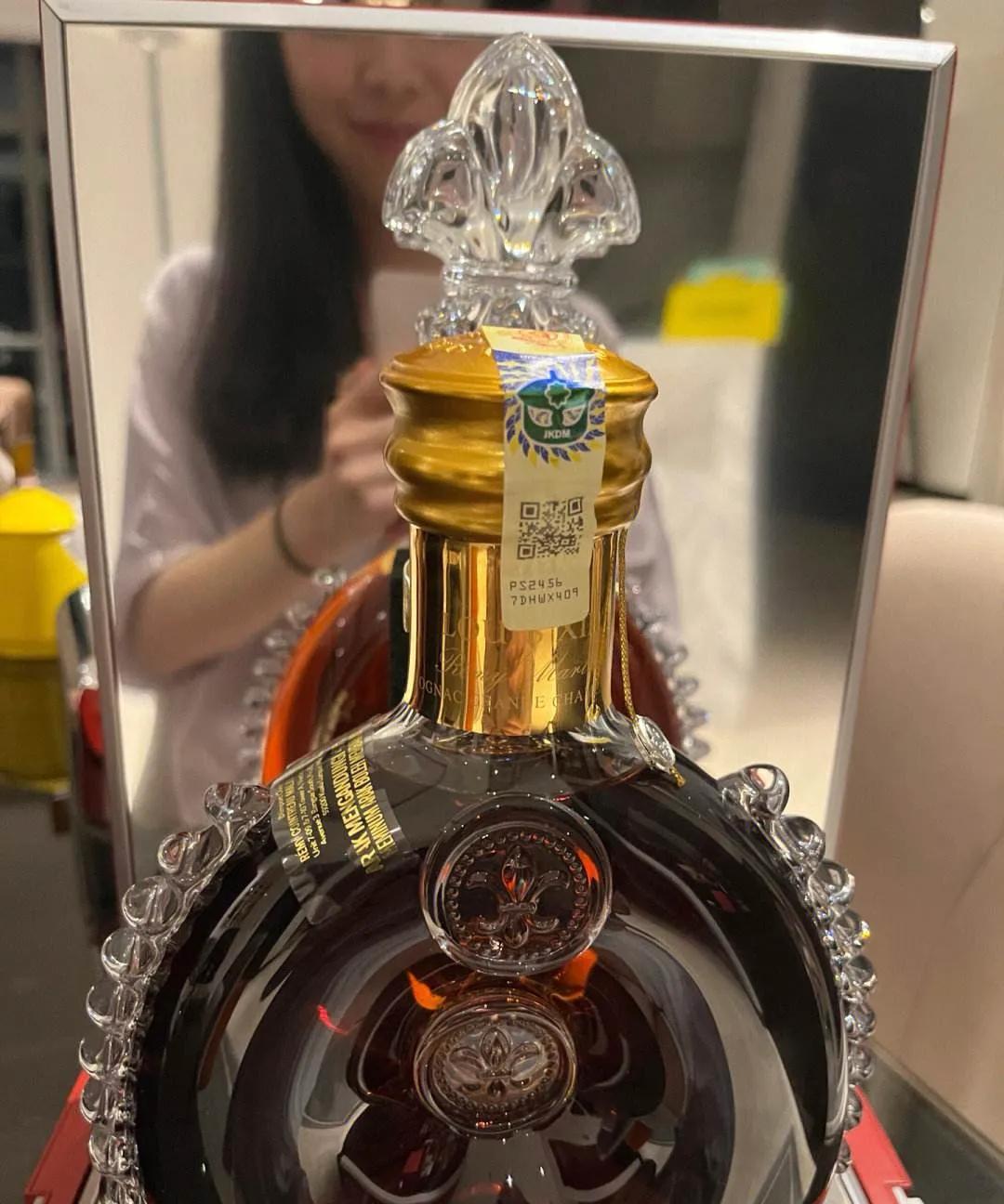 如果你有三万块钱，你会买一瓶路易十三来喝还是会买一个LV包包呢？图片来自网络