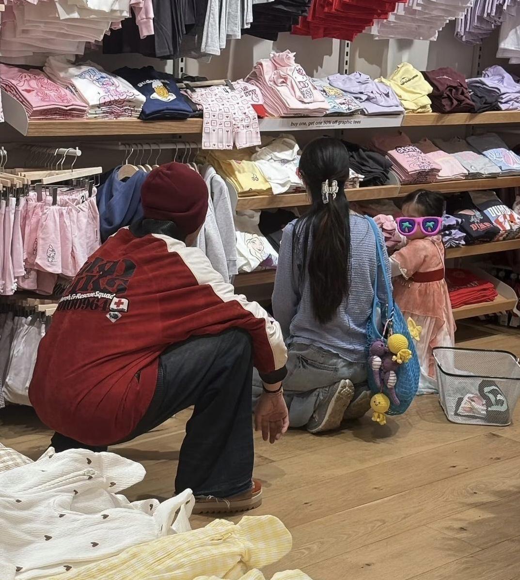 向佐和郭碧婷带两个孩子现身新加坡，到童装店给孩子买衣服。