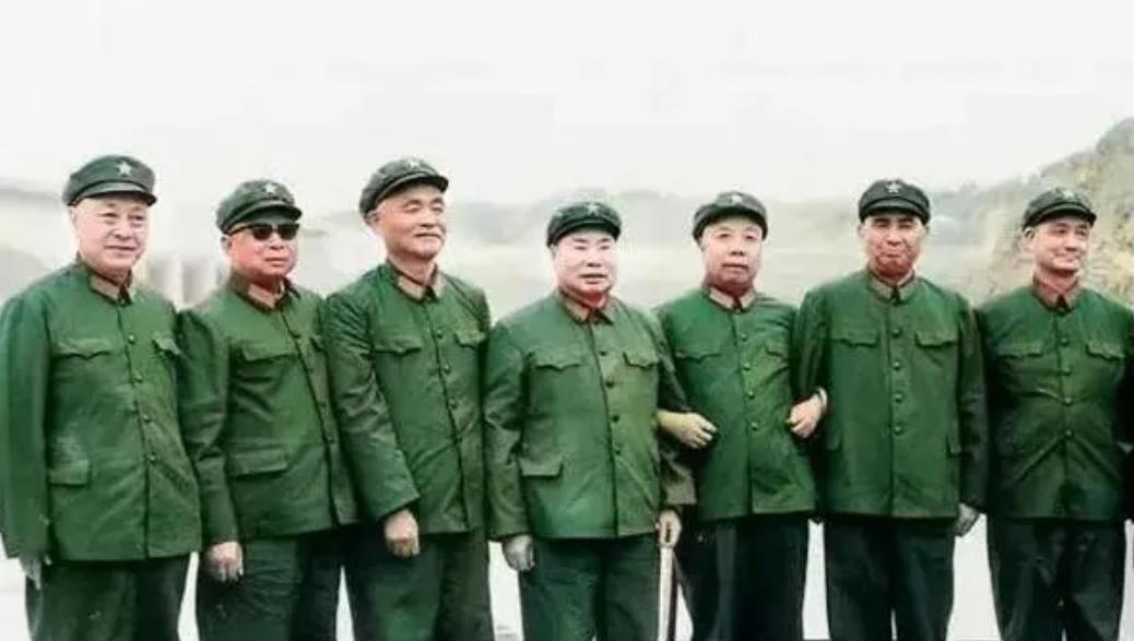 一众开国名将同框合影，站在右边最不起眼的，日后成就最大1980年，兰州军区那场