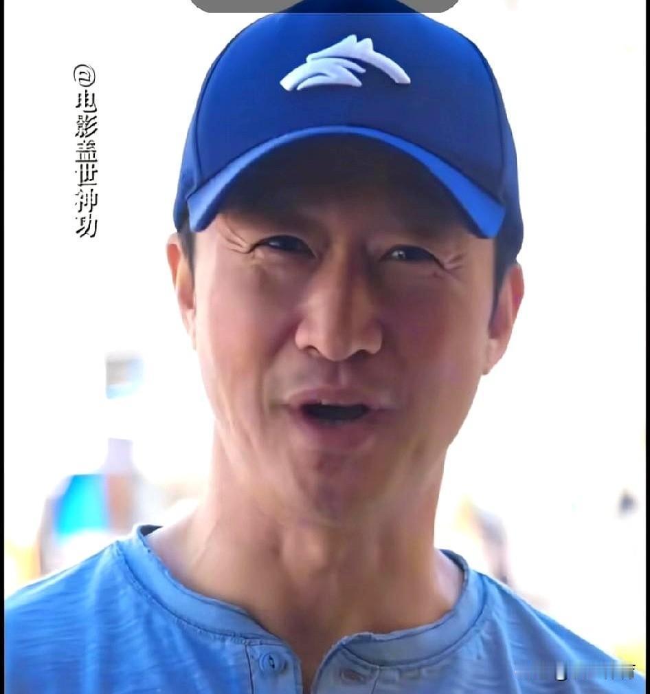 吴京干了件“傻事”。他停掉《战狼3》，砸了3个亿，在横店圈了200亩地。就为