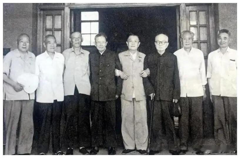 这是一张留在大陆的原国民党高官们的合影，尤其是右边第二位，如果不是站错队，建国后