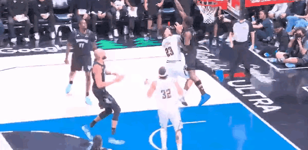 森林狼赢得太惨烈了迪温琴佐、华子相继受伤！森林狼开场一分钟迪温琴佐无对抗情况下倒