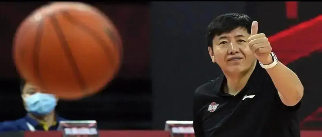 主教练一下课，球队立刻让对手两场得分都过不了百。身高1米8，却让他去锁死对方小外