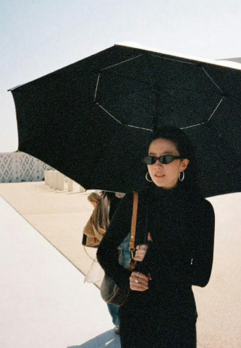 刘亦菲在ins一口气更新几张胶片照！这雕塑般的侧脸，简直是女娲精心雕刻之作!美到