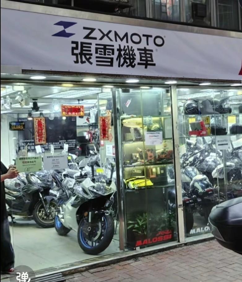 张雪为了在香港骑摩托车，直接把店开到了香港。这可不是什么商业布局。说白了，就