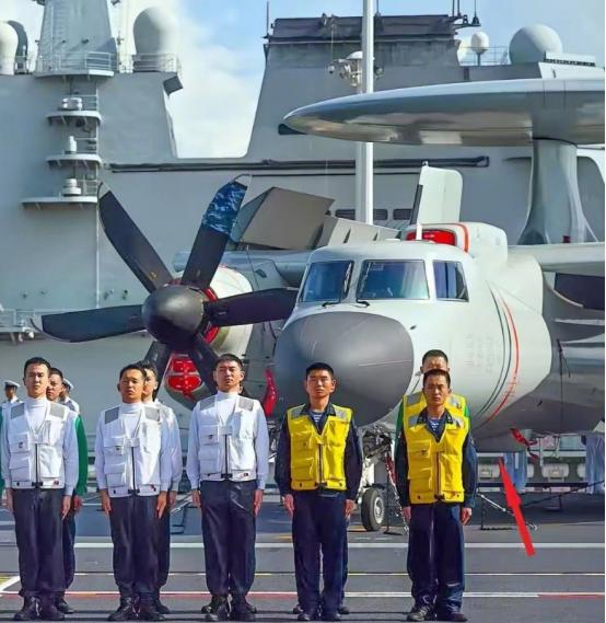 不少国内军迷应该都发现了，近期有很多观点认为解放军海军6万吨级大型航母“辽宁舰”