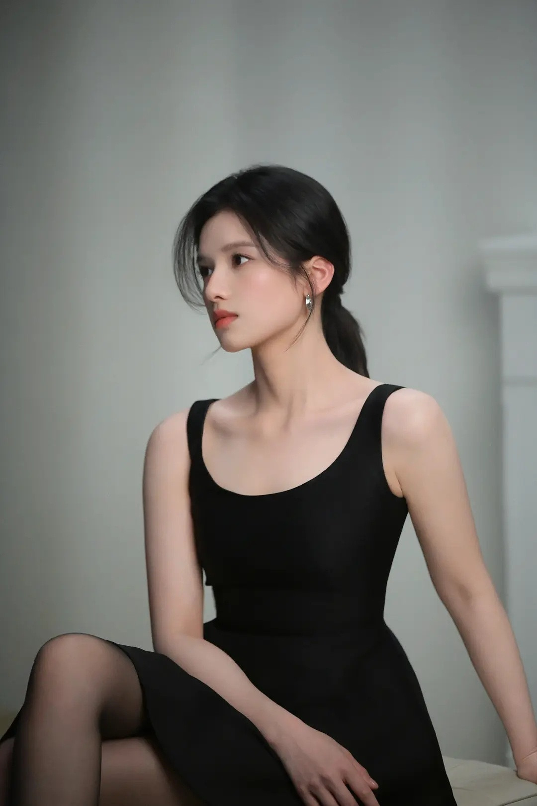 张婧仪浪莎丝袜硬照，高级感拉满没有任何讨好感。