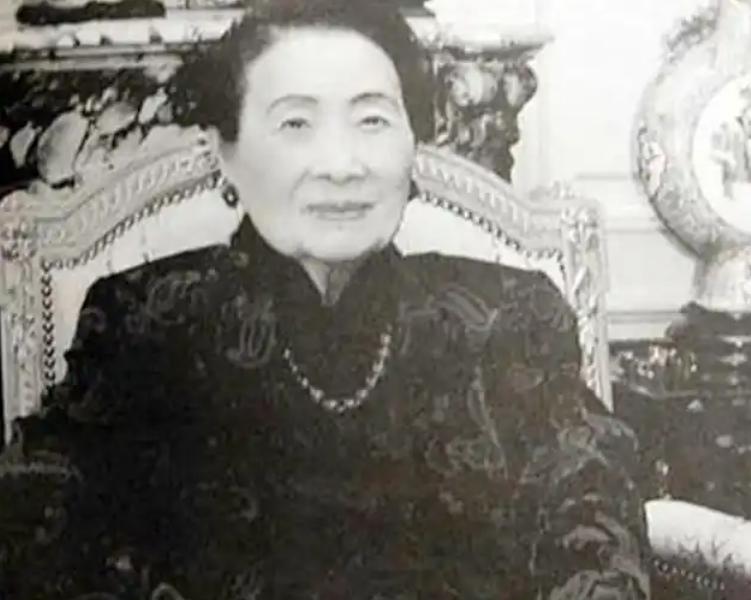 宋美龄106岁的长寿真相来了！医生翻她病历都惊讶了：癌症确诊后，她每天雷打不动做