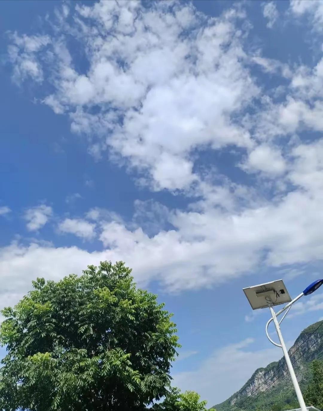 我姐夫在北大当了20年教授，昨天说了一句让我醍醐灌顶的话：你花300块买的口红