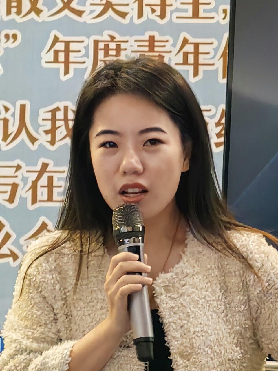 蒋方舟几乎每隔几年，就会被重新定义一次。小时候，她是“神童作家”。上大学时，她是