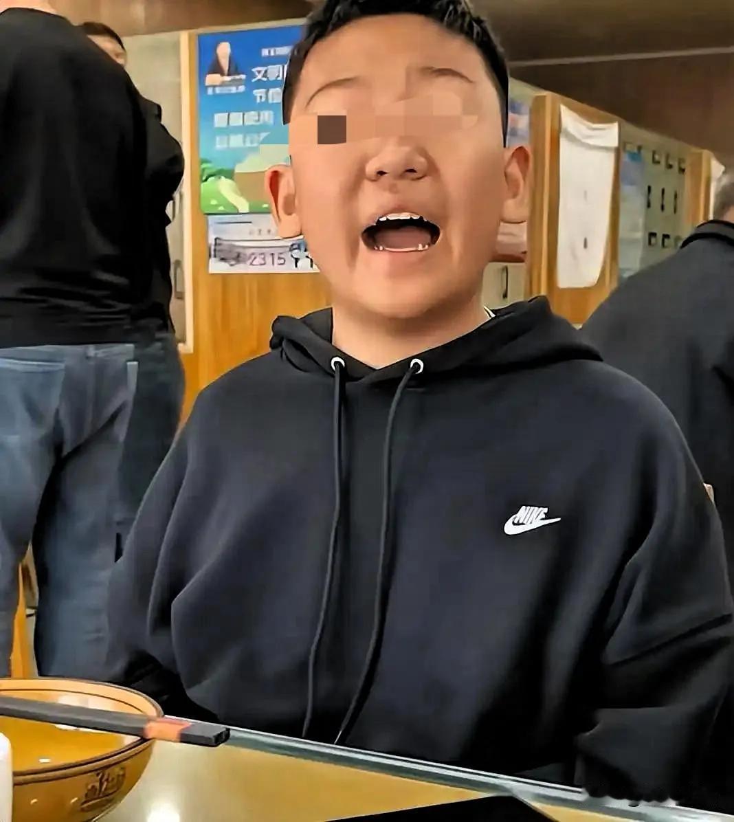 一家三口在饭店用餐，13岁男孩看到邻桌的充电宝，没有询问直接上手把玩，爸爸及时制