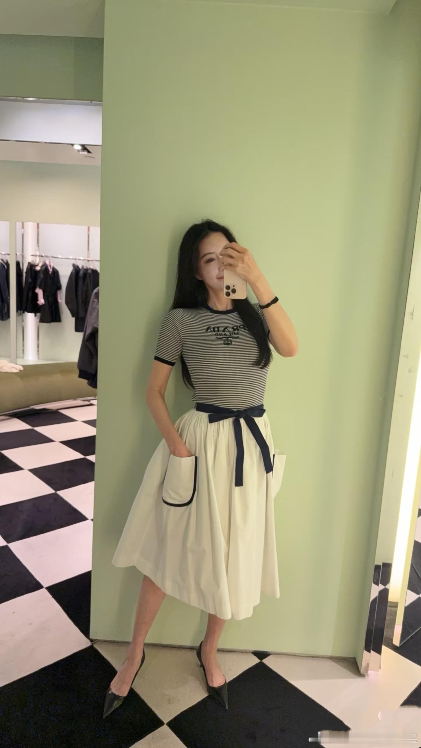 PR**D白色藏青边连衣裙，无袖+方领设计，清爽显瘦，藏青包边和蝴蝶结腰带勾勒腰