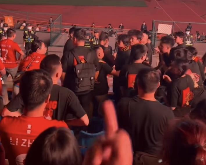 争议！重庆队出局后球迷爆发内讧：看台上激烈争吵+竖中指险些动手足协杯1/4决赛