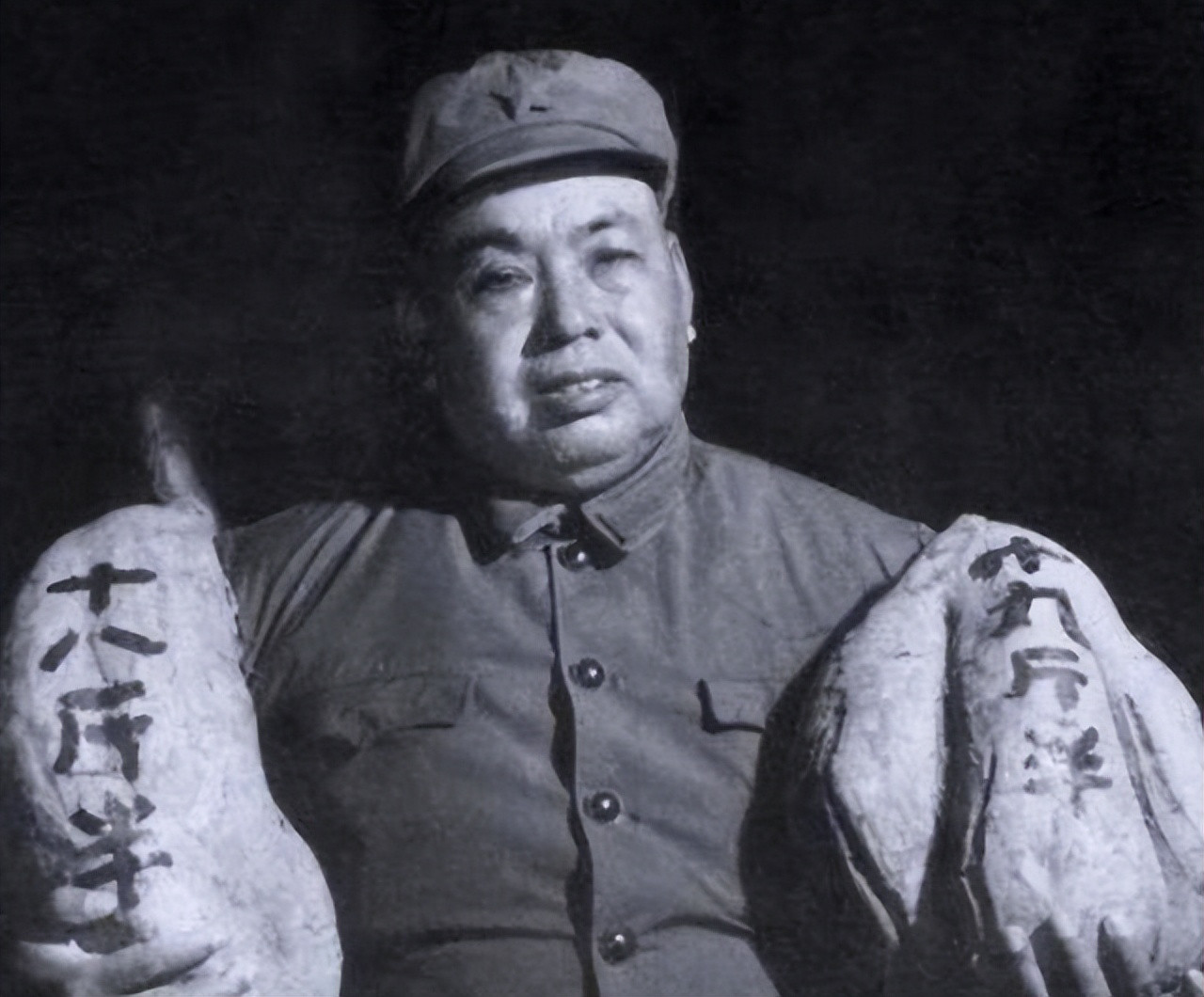 1985年，开国上将许世友在南京逝世，邓小平指示不准开追悼会不许立碑，这是为何？