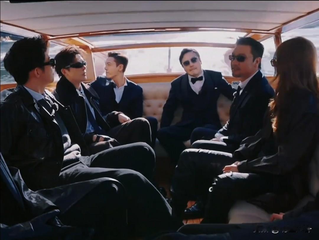 “老钱风”吹到了意大利，感觉这游艇都是陈伟霆的，背头搭半永远西装三件套造型[捂脸