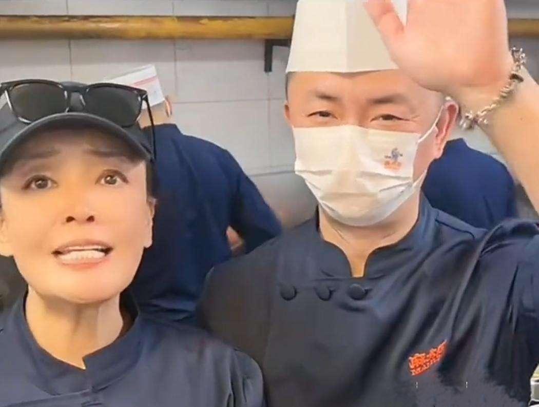 西贝“塌房”，隔壁麻六记“赢麻了”，张兰深夜带人突袭后厨，一个动作，高下立判