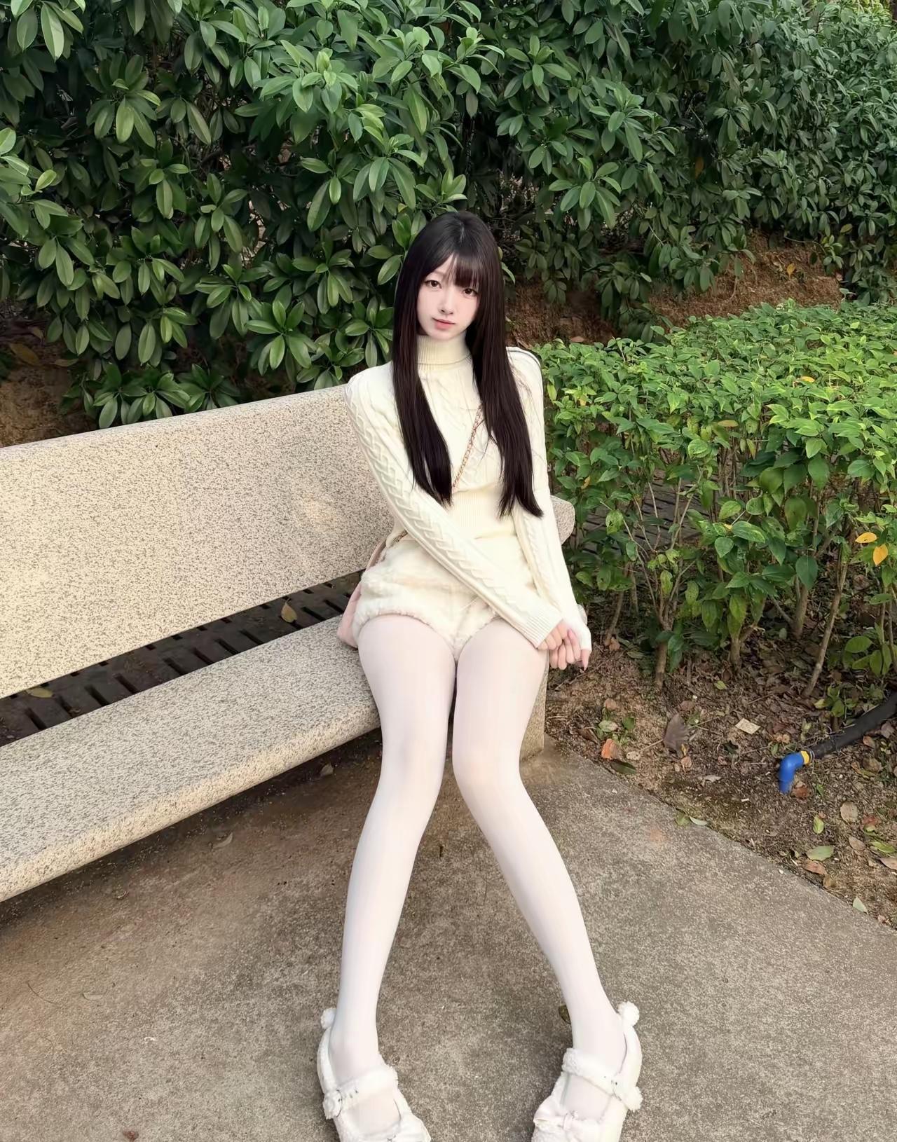 秋日午后，少女与绿植相伴，静坐长椅，悠然自得。