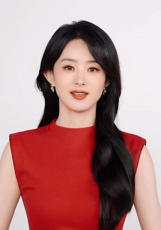 如今赵丽颖暂无待播剧，处境并不轻松。优质剧本竞争愈发激烈，同赛道高手云集，不少好