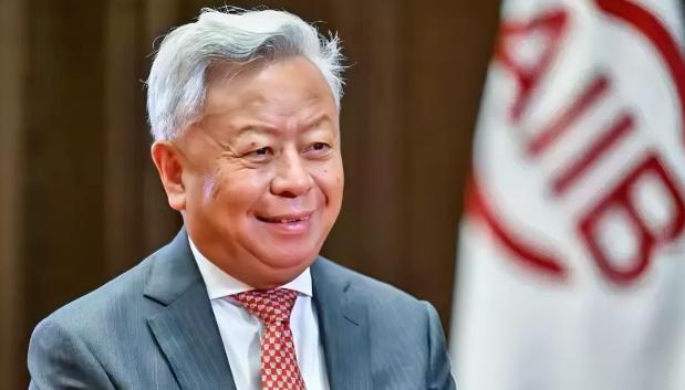 印度人可能要失望了！2026年1月15日，亚投行首任行长金立群正式届满卸任，接任