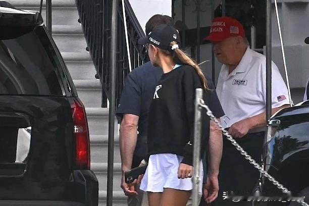 最新消息：特朗普在推特上被疯传不测后公开露面了？据白宫记者消息称，特朗普今晨