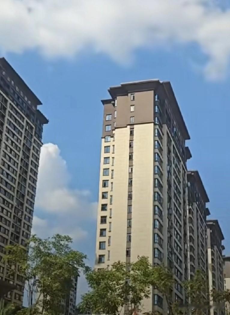 大家发现没有！现在一二线城市以及大城市的房价都有下跌。但是，老家十八线的小县城