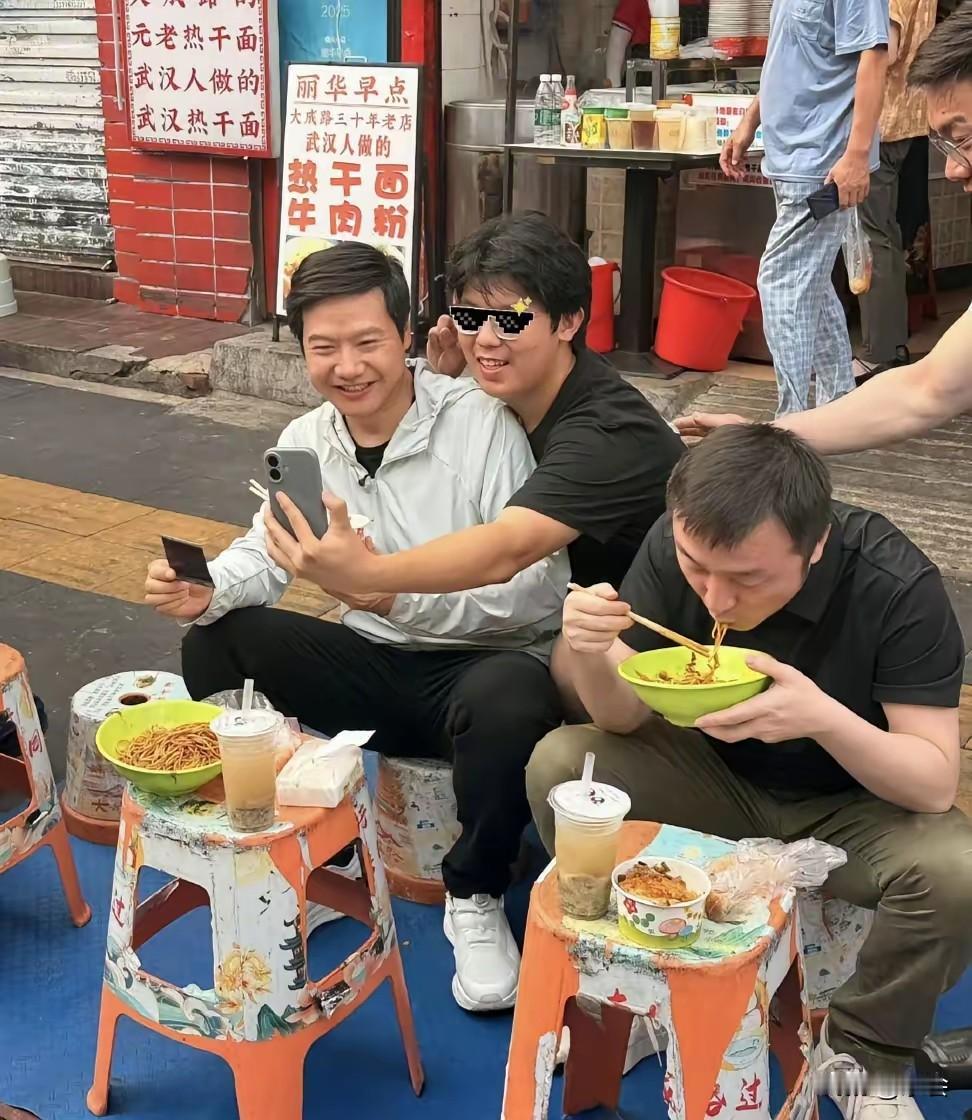 谁家千亿总裁一大早坐在路边小板凳上嗦热干面啊？57岁雷军现身武汉平价早餐店，毫无