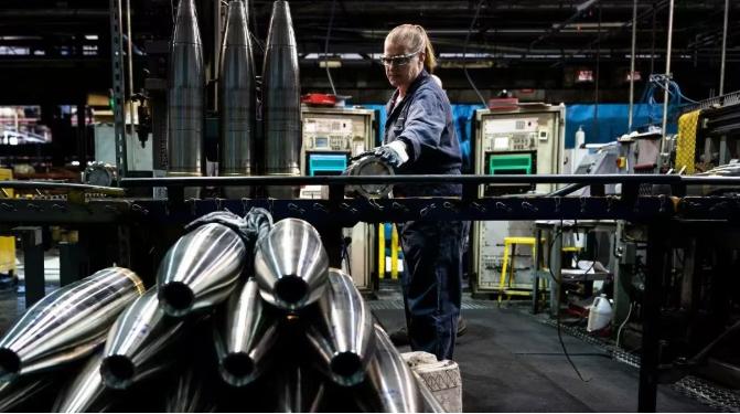 正当美军急着补充武器库存的时候，中国直接宣布稀土涨价，这一下可把白宫给整懵了！