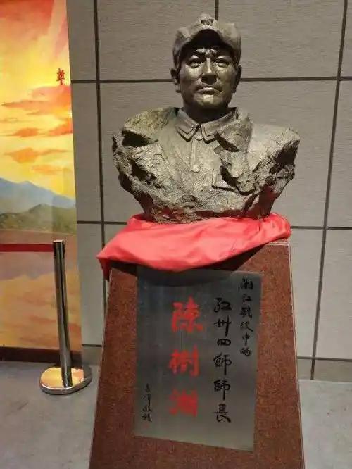 毛主席秋收起义老底子到达延安只剩下二十多人，除了离队叛变的其他的都牺牲了，陈树湘