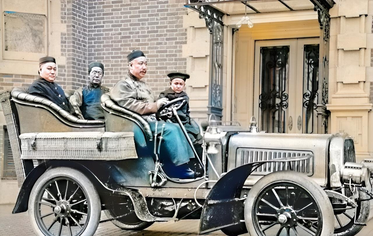 【第一位开汽车的中国人】1904年，清朝驻美国外交官梁诚在华盛顿开车。作为当年