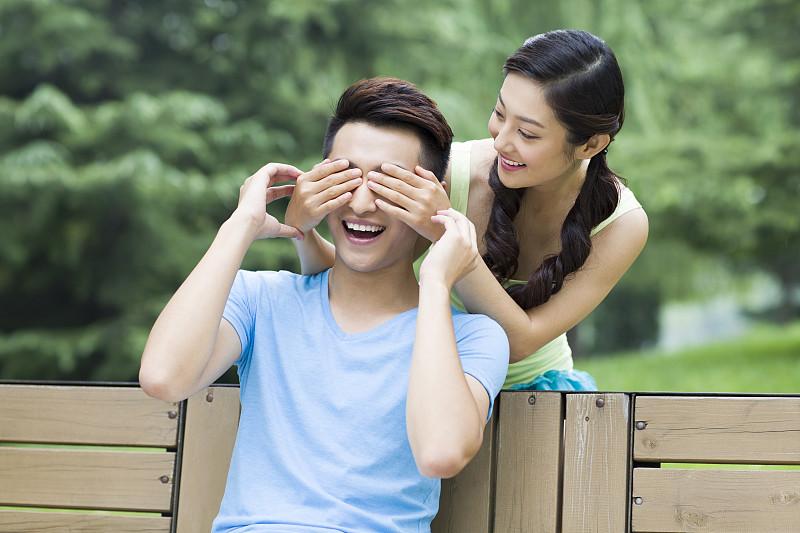 谢霆锋求婚张柏芝幕后曝光，8秒等待成永恒谁会在我走的那天，还站在我身边？我心里