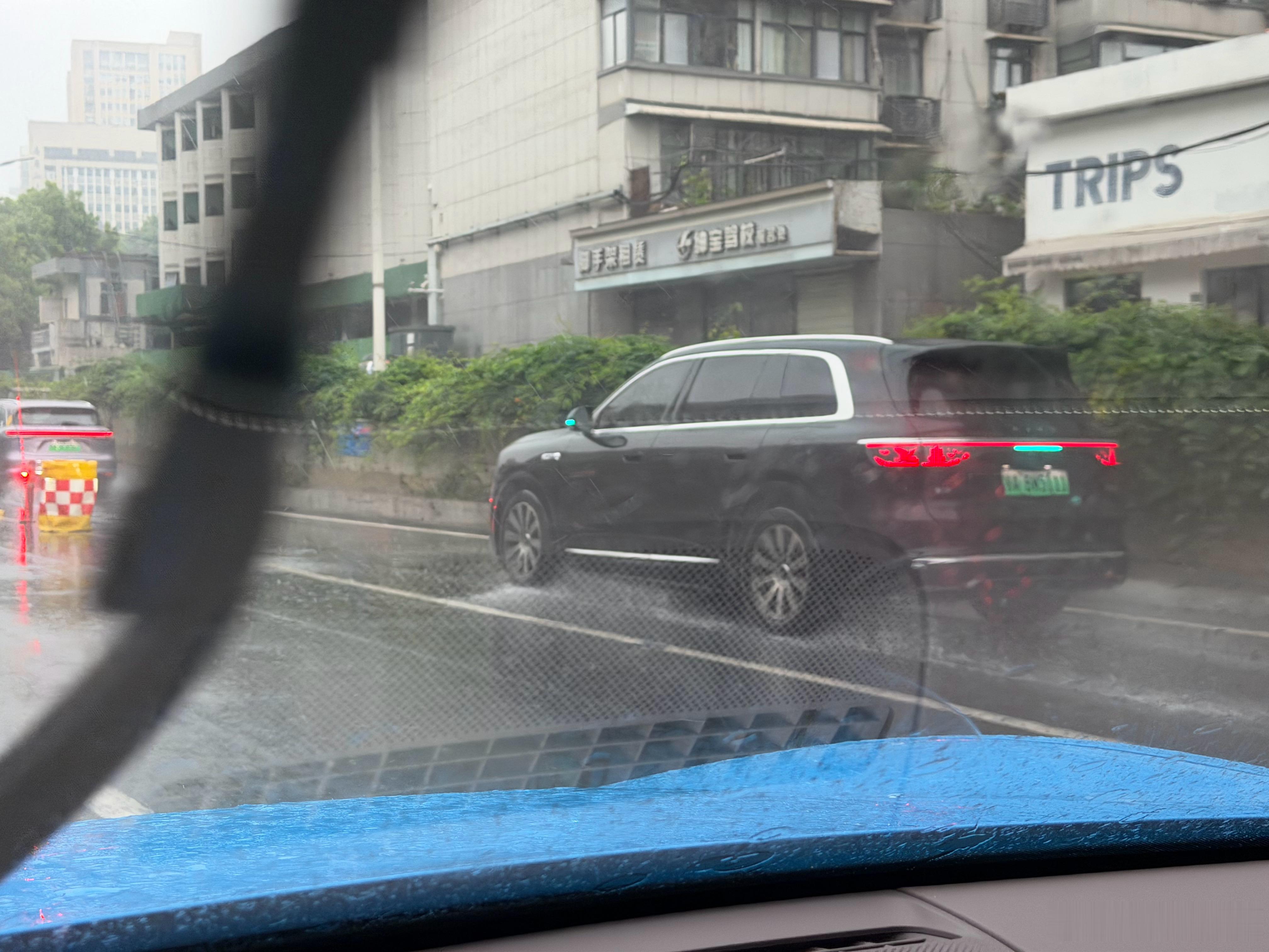 羡慕那些大雨天气还能用智驾的车辆，不是小米的智驾不行，而是小米现在在安全上的策略