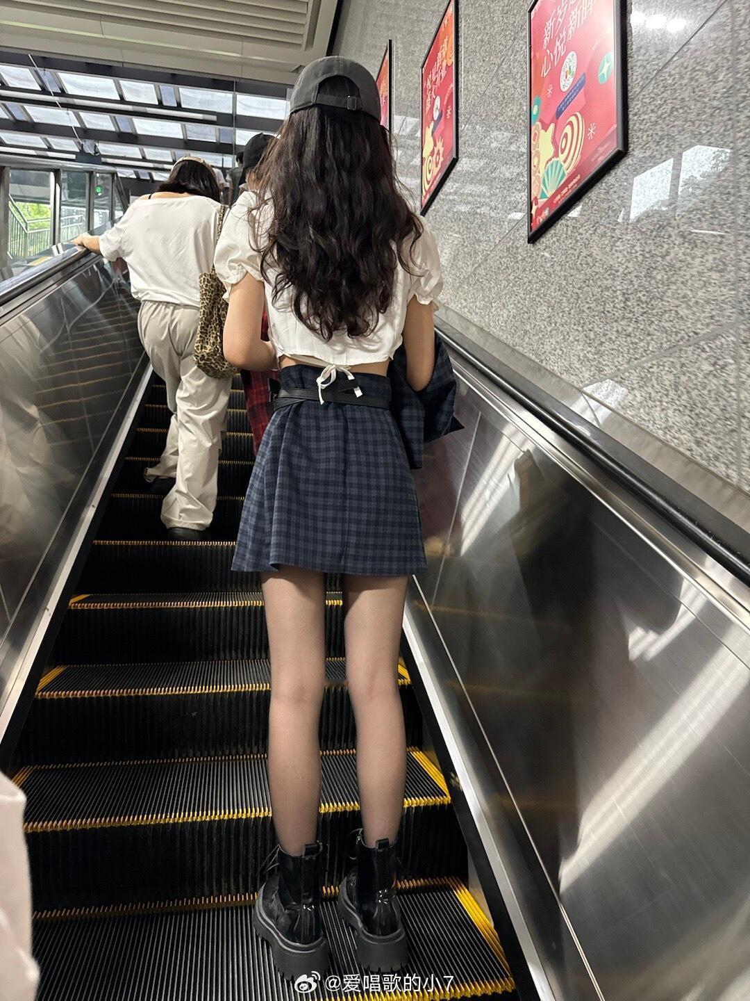 不敢再穿黑丝出门了今天穿hs和朋友一起出门，走在路上感觉好多人看我，真的好尴尬啊