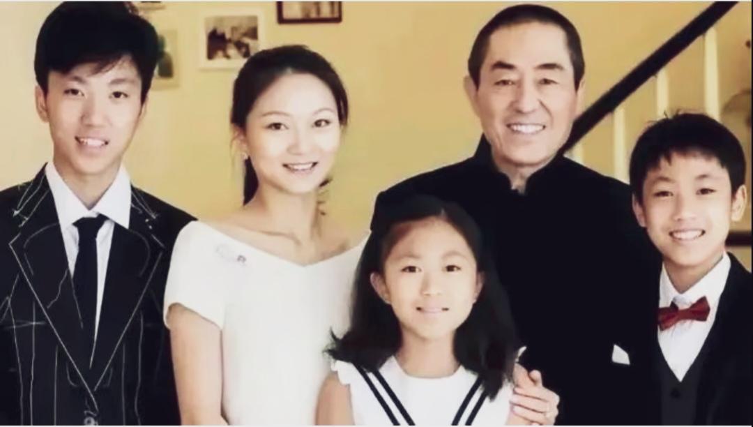 张艺谋导演全家福，三个孩子都像张艺谋导演，长乎乎的脸型。